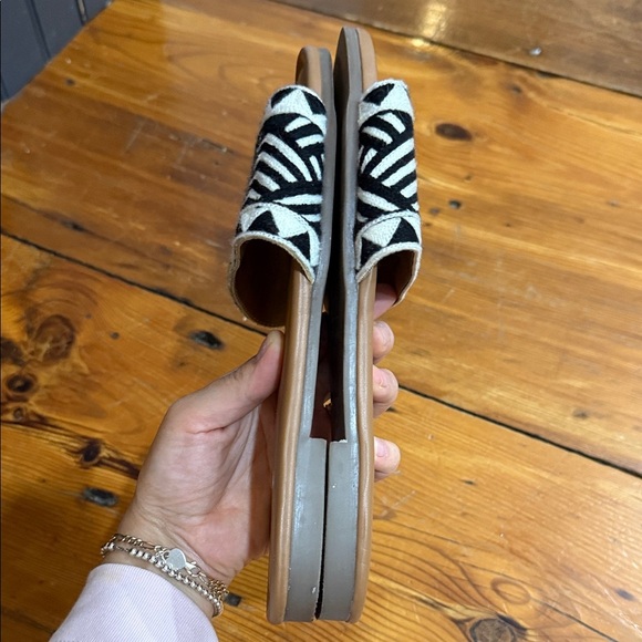 Haute Hippie Black and White Patterned Slide On Sandals Size 9 - Picture 8 of 10